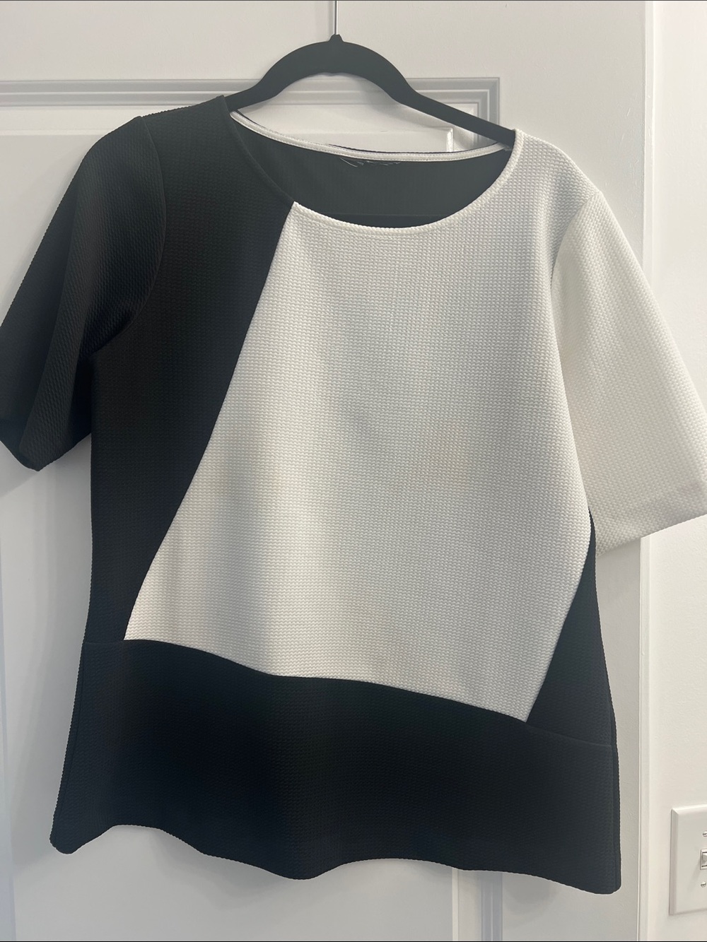 Women's Black and White Colorblock Short Sleeve Top